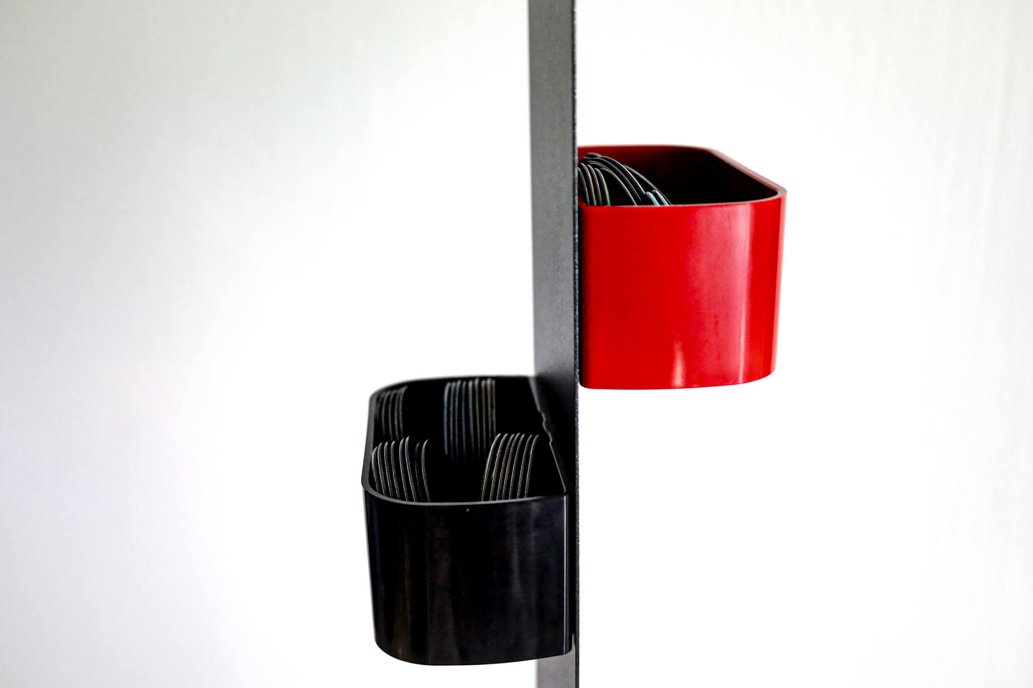 Aufbewahrungsbox magnetisch in schwarz, rot oder gelb